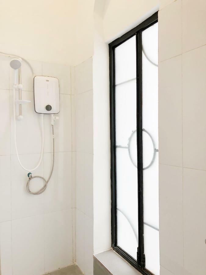 Hood Hostel Янгон Екстериор снимка